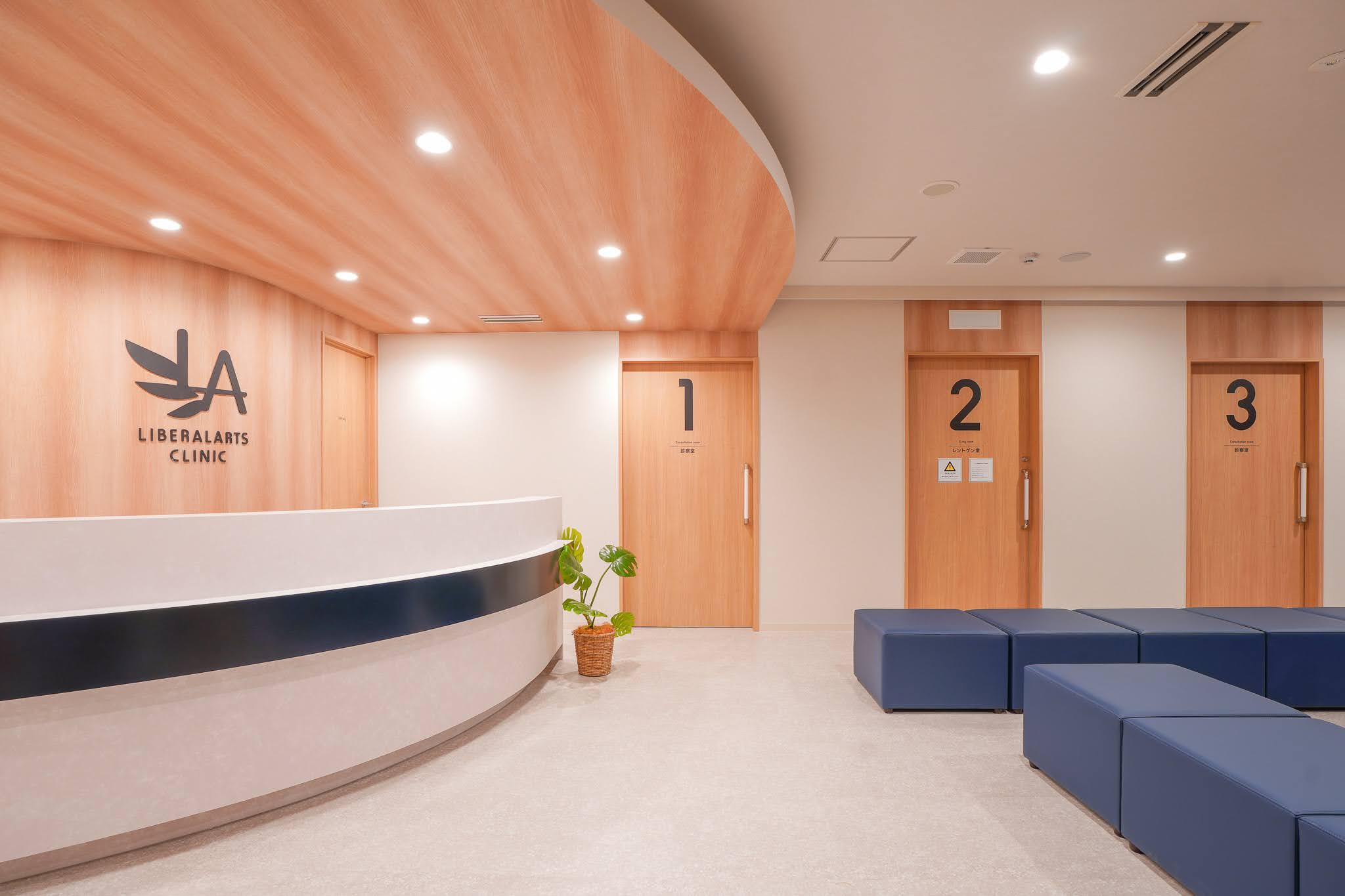Reception and waiting area at Liberalarts Clinic Osaka